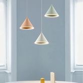 Macaron LED Pendelleuchte in Schwarz über einem Esstisch