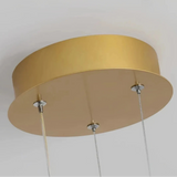 Goldene Designlampe mit filigranen Schmetterlingselementen