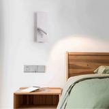 Weiße LED-Wandleuchte als Leselicht im Schlafzimmer