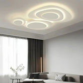 Weiße moderne LED-Deckenleuchte mit geschwungenen Lichtlinien im Wohnzimmer