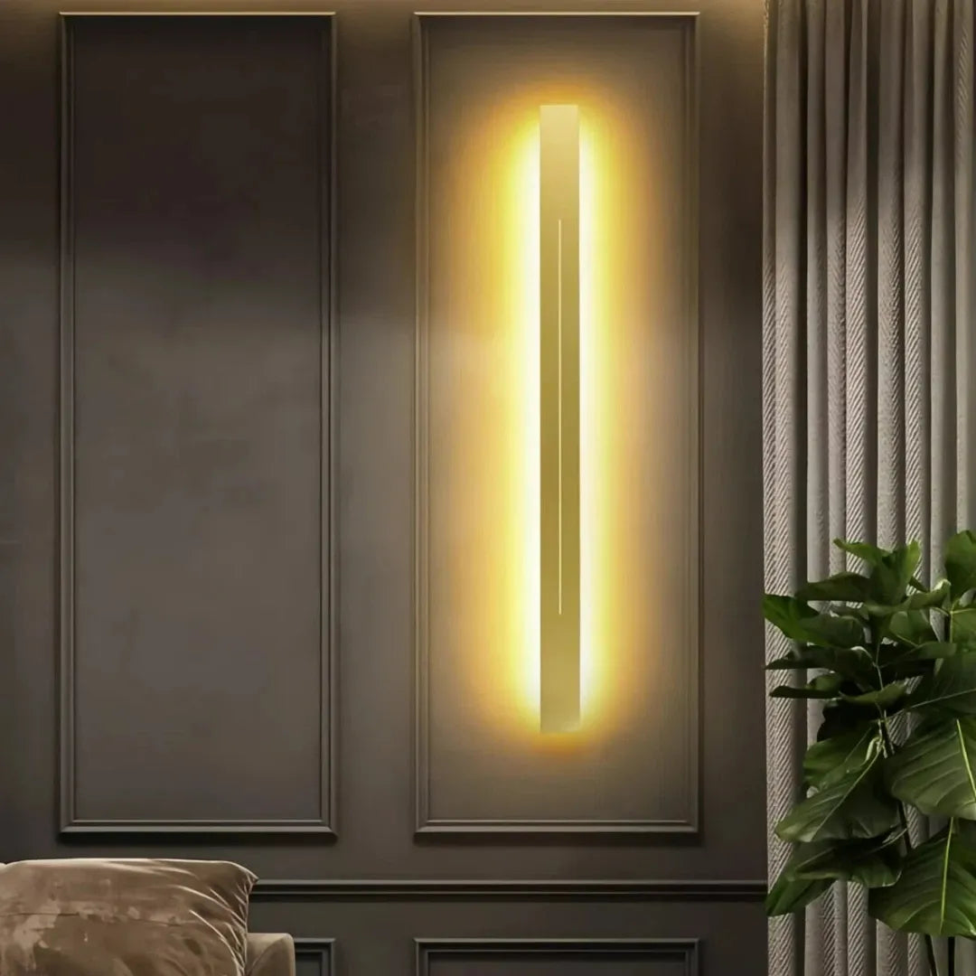Schmale LED-Wandleuchte im Schlitz-Design in Gold