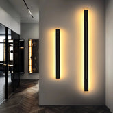 Schmale LED-Wandleuchte im modernen Wohnzimmer