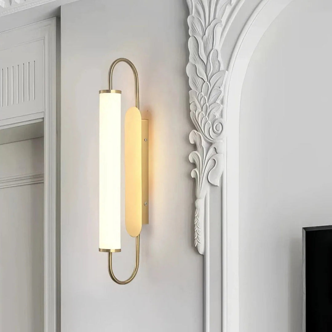 Goldene Wandleuchte im Flur mit vertikaler Lichtwirkung
