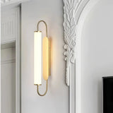 Moderne goldene Wandleuchte im Zylinder-Design für das Treppenhaus