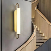 Moderne goldene Wandleuchte im Zylinder-Design für das Treppenhaus
