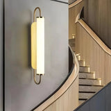 Moderne goldene Wandleuchte im Zylinder-Design für das Treppenhaus