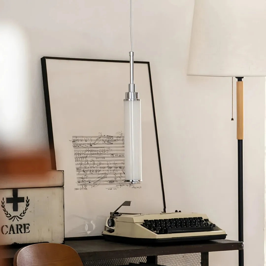 Schmale Pendelleuchte neben dem Bett im Schlafzimmer