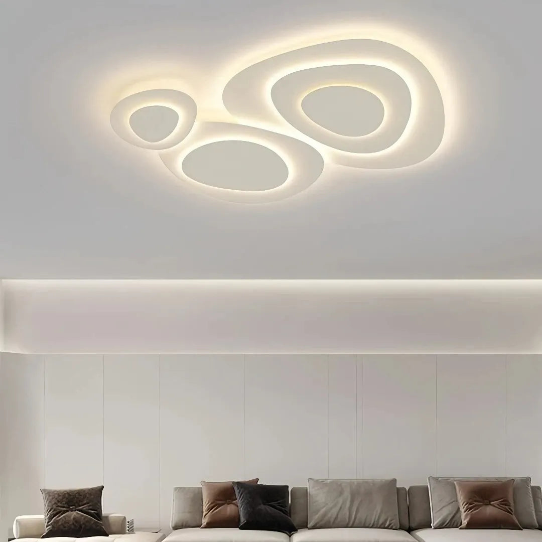 LED-Deckenlampe in Weiß über einem modernen Esstisch