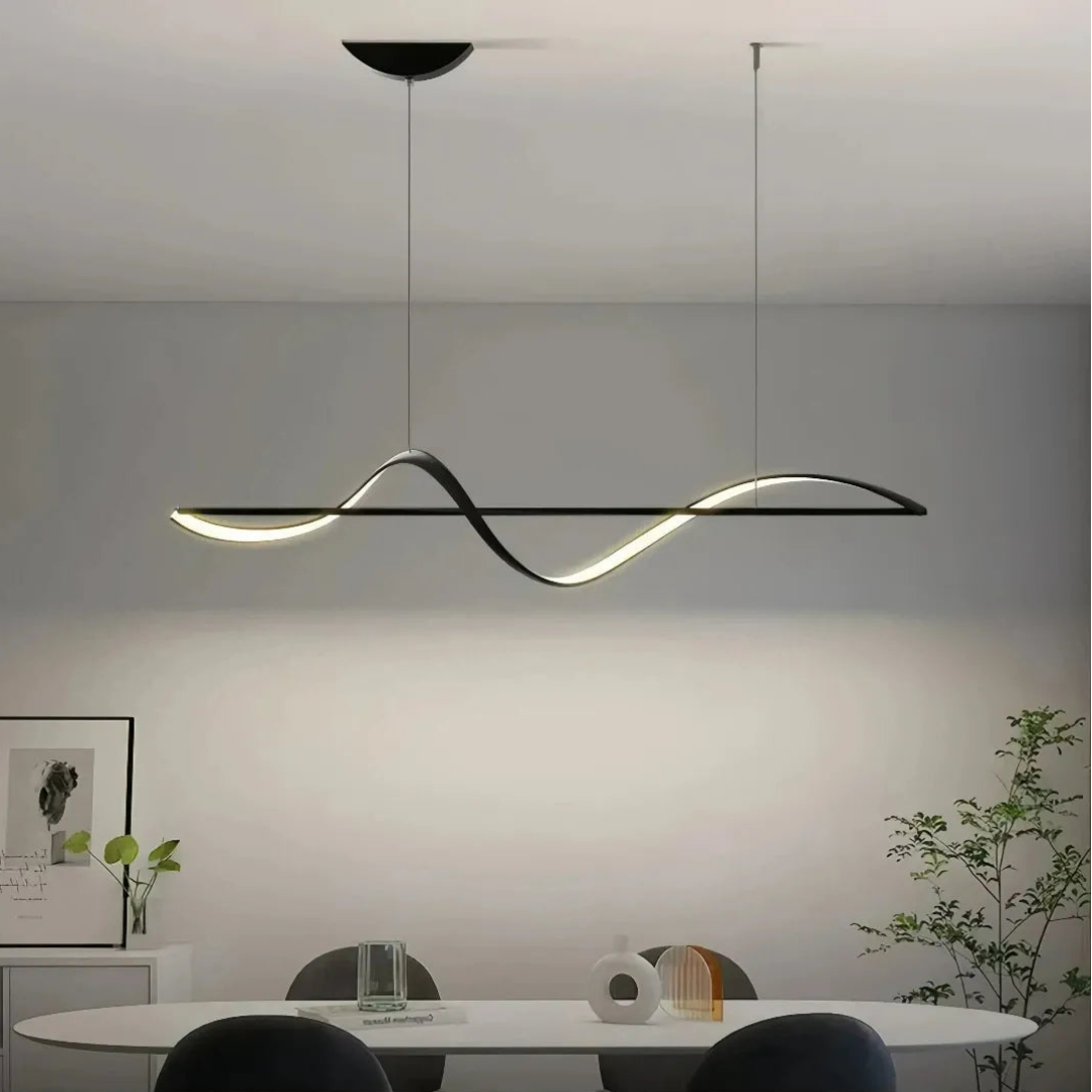 Moderne LED-Pendelleuchte mit Wellenform über dem Esstisch