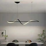 Moderne LED-Pendelleuchte mit Wellenform über dem Esstisch