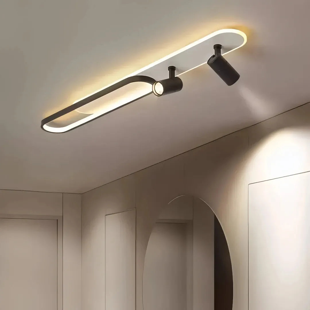 Schwarze ovale LED-Deckenleuchte mit zwei Spots im Flur