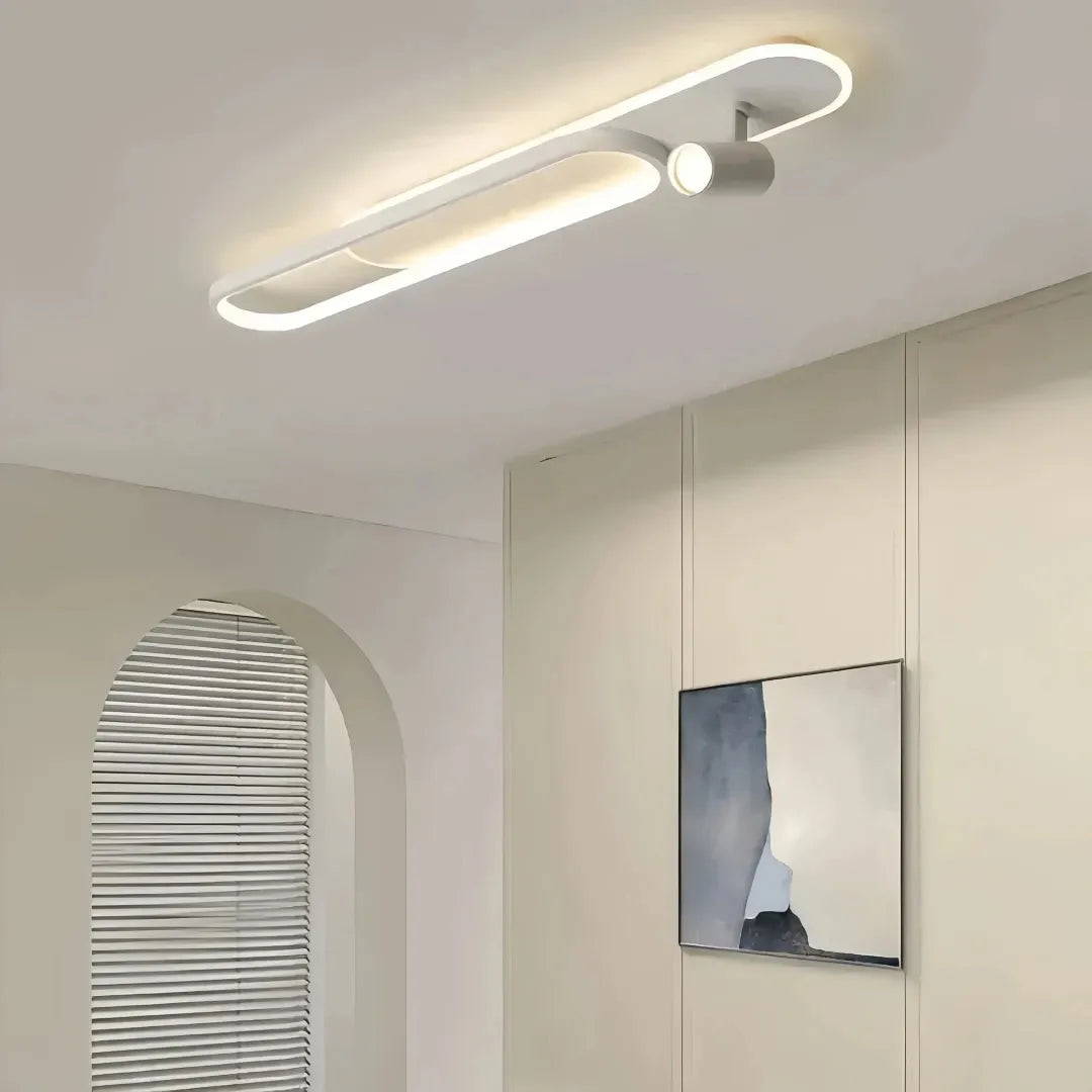 Weiße ovale LED-Deckenleuchte mit einem ausgerichteten Spot