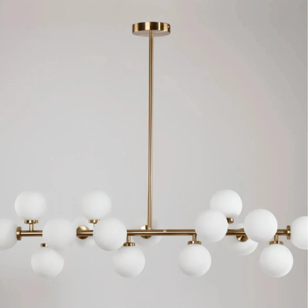 Moderner Leuchtenkörper mit Opalglas-Kugeln und Metallgestell