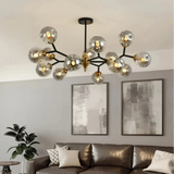 Glaskugel-Kronleuchter mit warmweißem Licht im Esszimmer