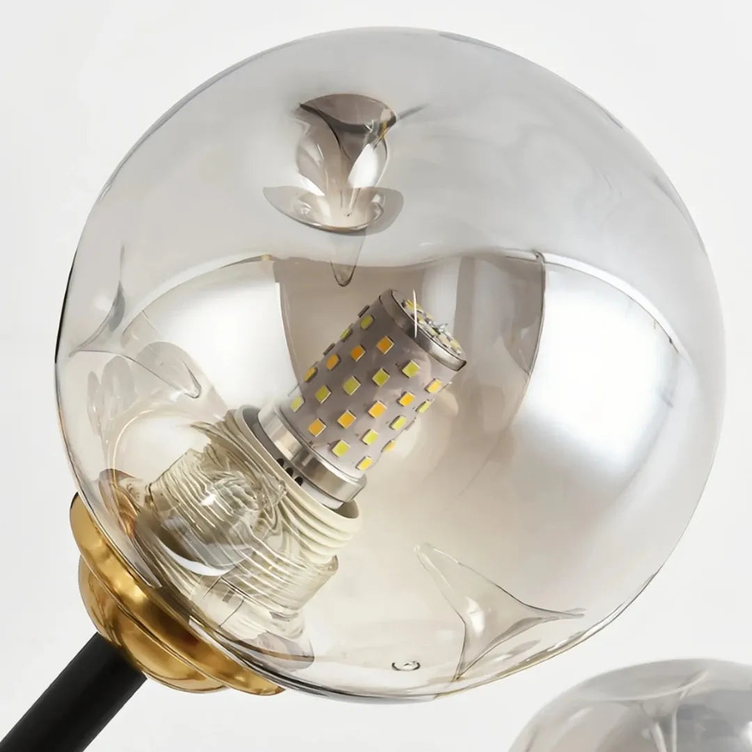 Detailaufnahme einer rauchgrauen Glaskugel und Metallfassung