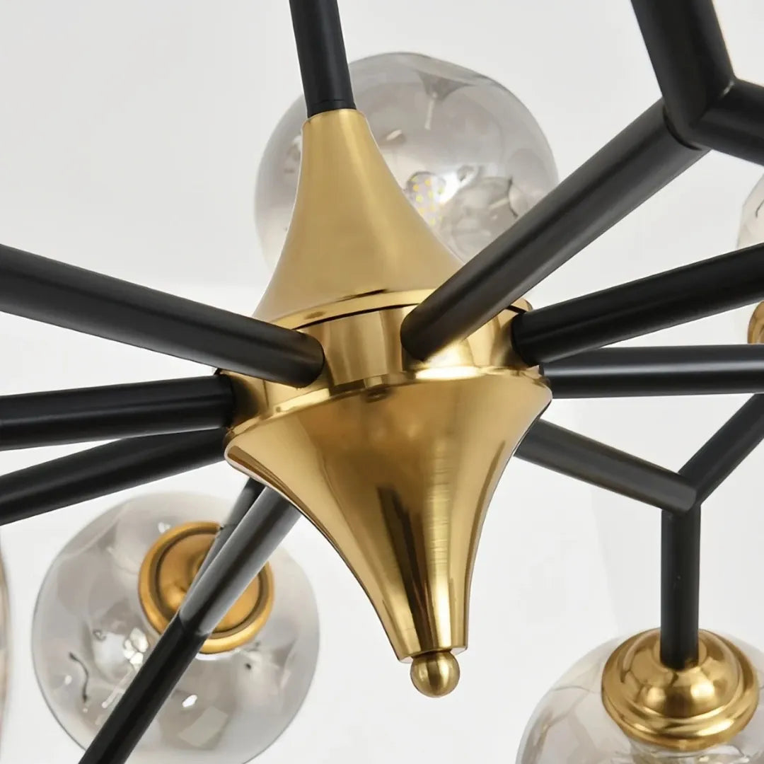 Detailaufnahme einer rauchgrauen Glaskugel und Metallfassung