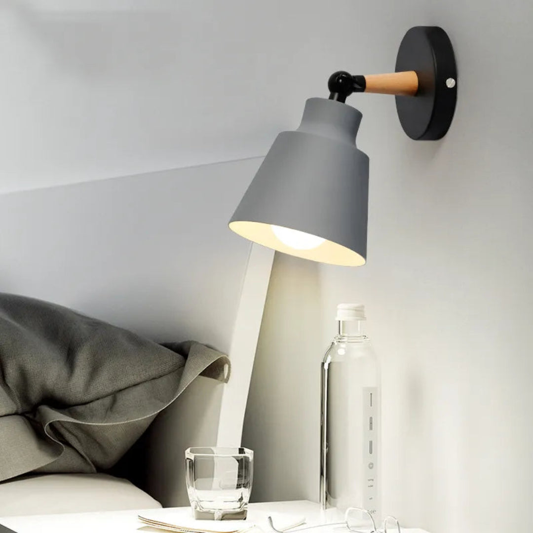 Skandinavische Wandleuchte mit Metallschirm und Holzdetail