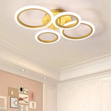 Goldfarbene Deckenleuchte mit sechs LED-Ringen