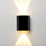 Schwarze LED-Außenwandleuchte Up & Down an einer Außenwand