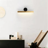 Moderne lange Wandleuchte in Schwarz-Gold für den Innenbereich