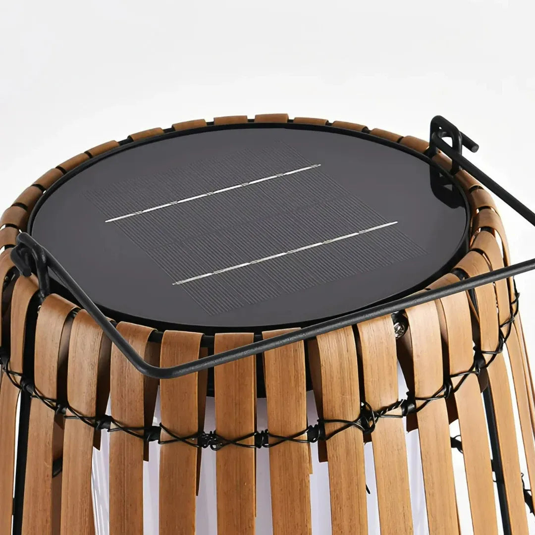 Diese Rattan Stehlampe ist vor allem als dekorative Außenbeleuchtung gedacht. Sie sorgt für stimmungsvolles Licht und eine warme Atmosphäre im Außenbereich.
