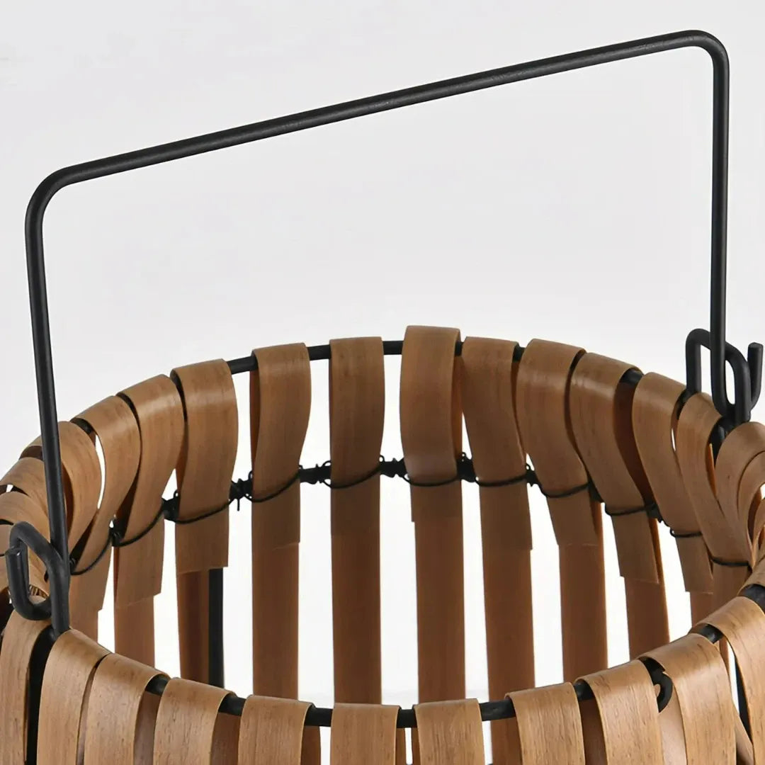 Diese Rattan Stehlampe ist vor allem als dekorative Außenbeleuchtung gedacht. Sie sorgt für stimmungsvolles Licht und eine warme Atmosphäre im Außenbereich.