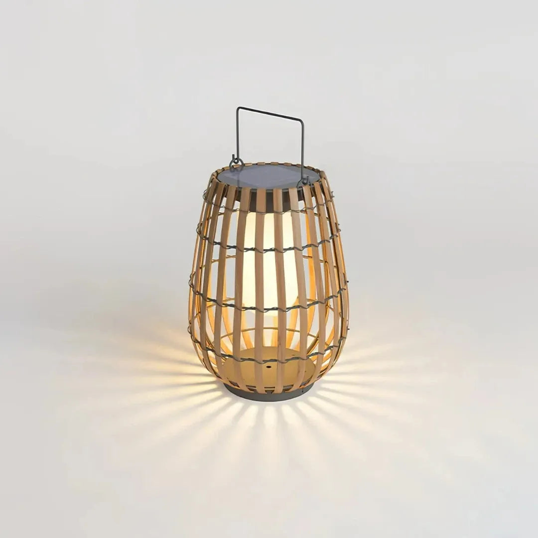 Diese Rattan Stehlampe ist vor allem als dekorative Außenbeleuchtung gedacht. Sie sorgt für stimmungsvolles Licht und eine warme Atmosphäre im Außenbereich.