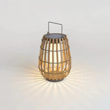 Diese Rattan Stehlampe ist vor allem als dekorative Außenbeleuchtung gedacht. Sie sorgt für stimmungsvolles Licht und eine warme Atmosphäre im Außenbereich.