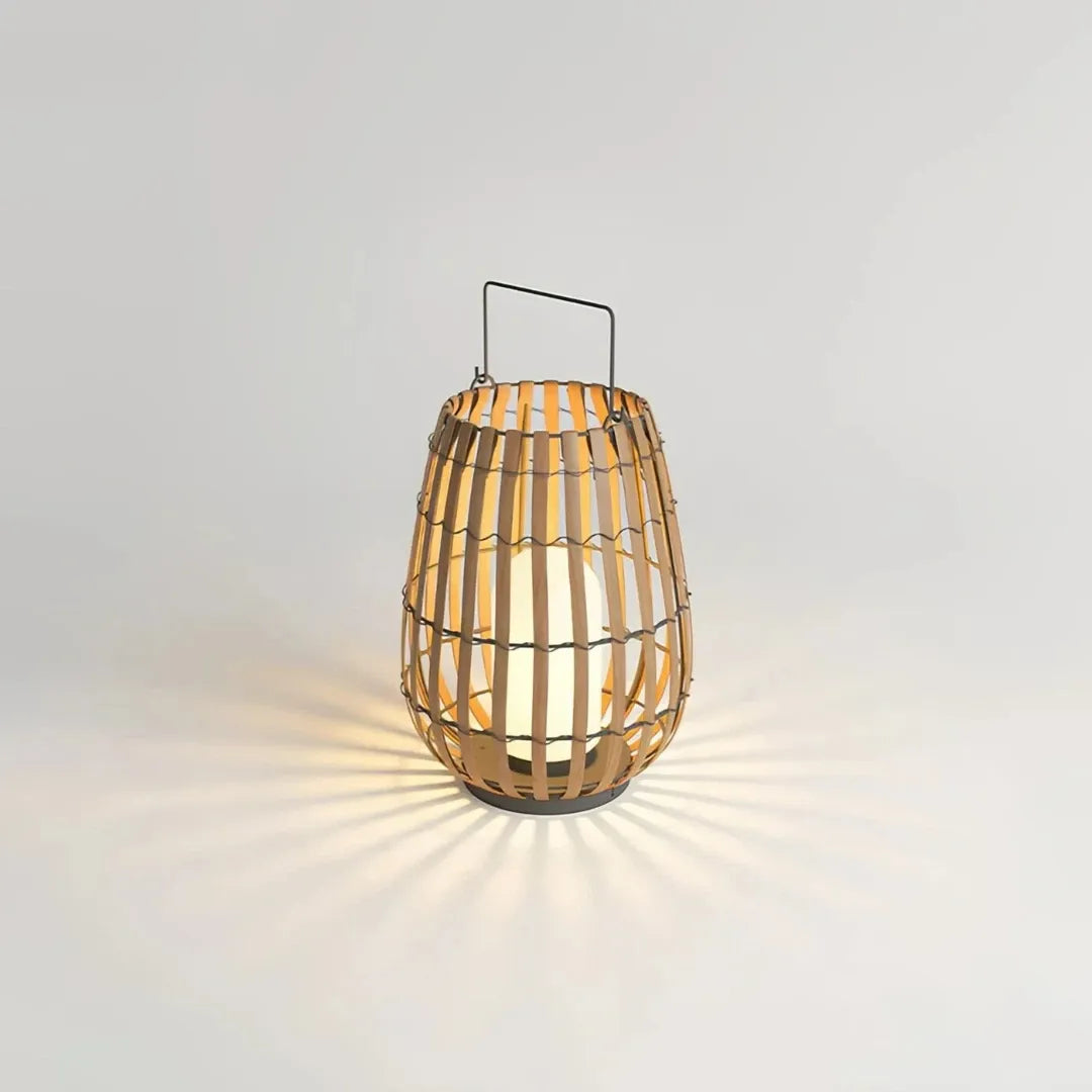 Diese Rattan Stehlampe ist vor allem als dekorative Außenbeleuchtung gedacht. Sie sorgt für stimmungsvolles Licht und eine warme Atmosphäre im Außenbereich.