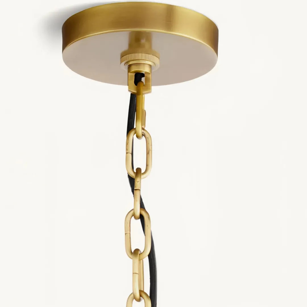 Detail der goldenen Metalloberfläche und Leuchtenfassung