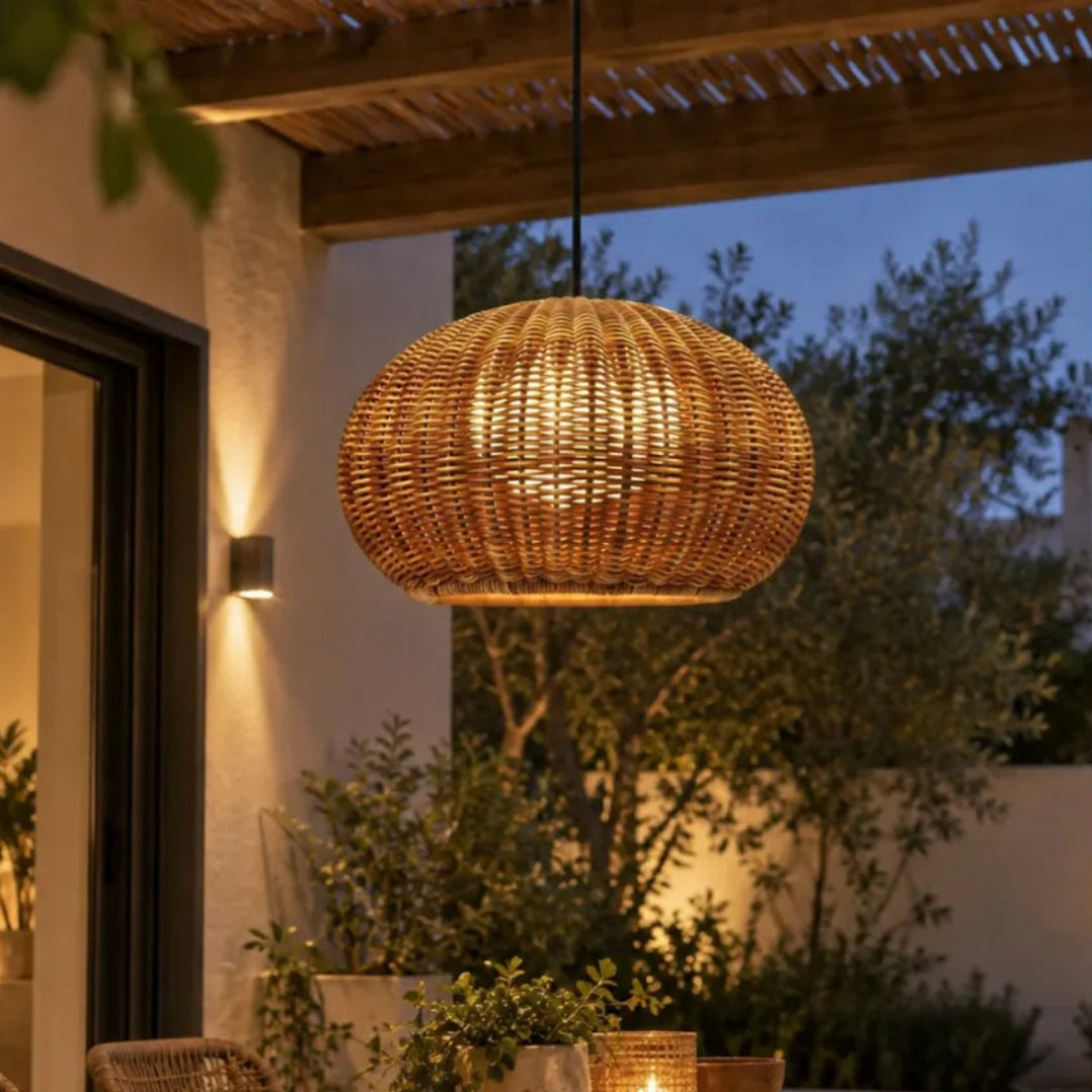 Geflochtene Außenpendelleuchte in Kürbisform mit warmweißem Licht