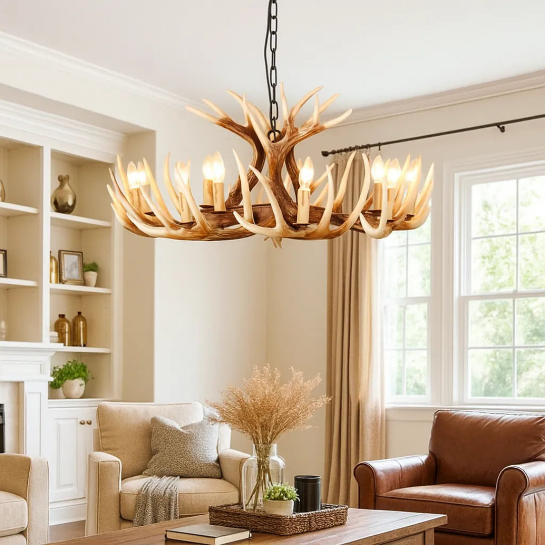 Geweih-Kronleuchter in einem Wohnzimmer mit Holzmöbeln