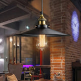 Schwarze Pendelleuchte im Industrial Stil aus Metall für Esszimmer