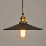 Schwarze Pendelleuchte im Industrial Stil aus Metall für Esszimmer
