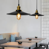 Schwarze Pendelleuchte im Industrial Stil aus Metall für Esszimmer