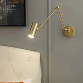 Goldene Wandleselampe mit verstellbarem Lampenkopf