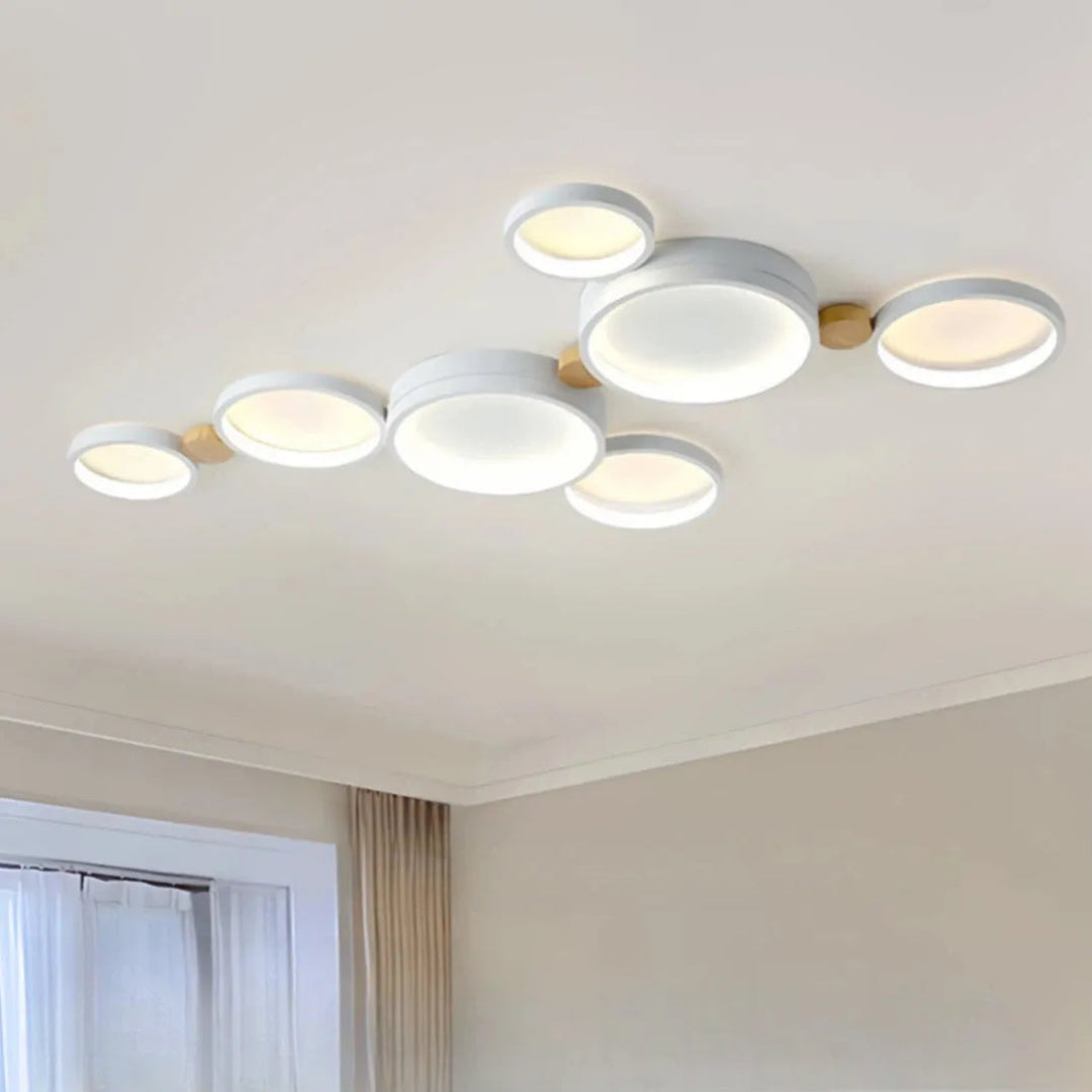 Flache LED-Deckenleuchte im skandinavischen Stil