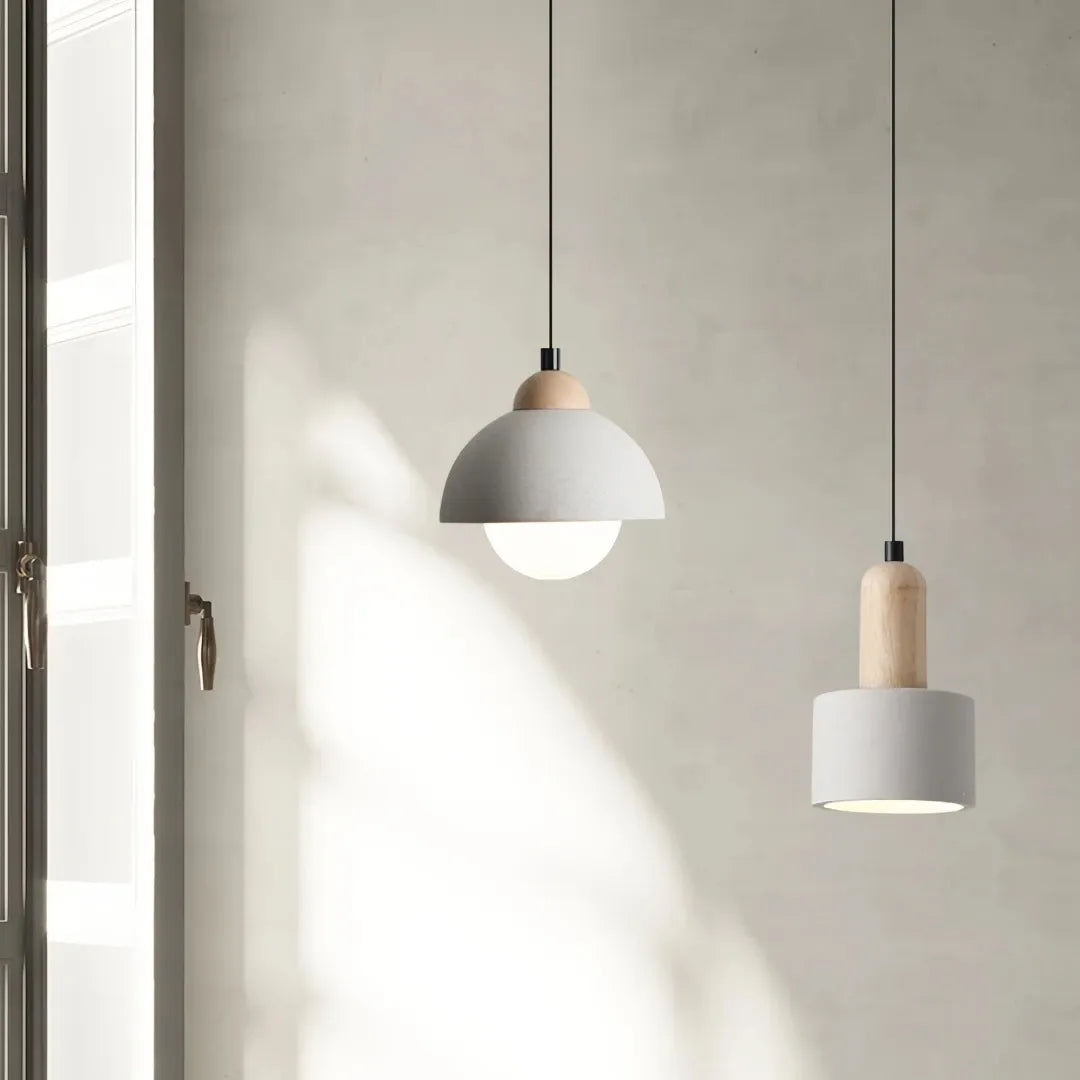 Skandinavische Pendelleuchte in Sandstein-Optik aus Holz und Zement im Schlafzimmer