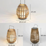 Diese Rattan Stehlampe ist vor allem als dekorative Außenbeleuchtung gedacht. Sie sorgt für stimmungsvolles Licht und eine warme Atmosphäre im Außenbereich.