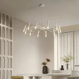 Weißer LED Kronleuchter mit mehrflammigem Design