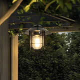 Außenpendelleuchte über einer überdachten Terrasse montiert