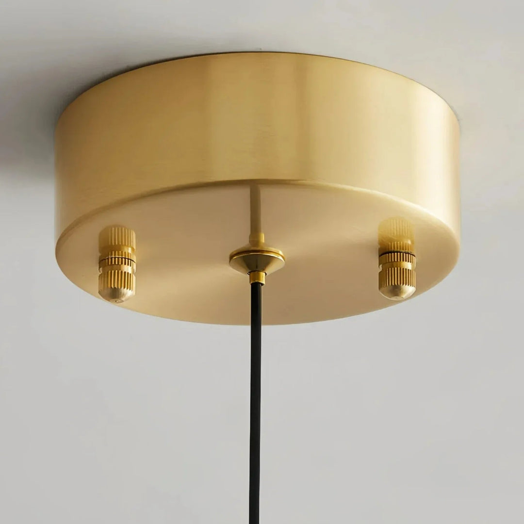 Einflammige Glas-Pendelleuchte mit goldfarbener Deckenrosette