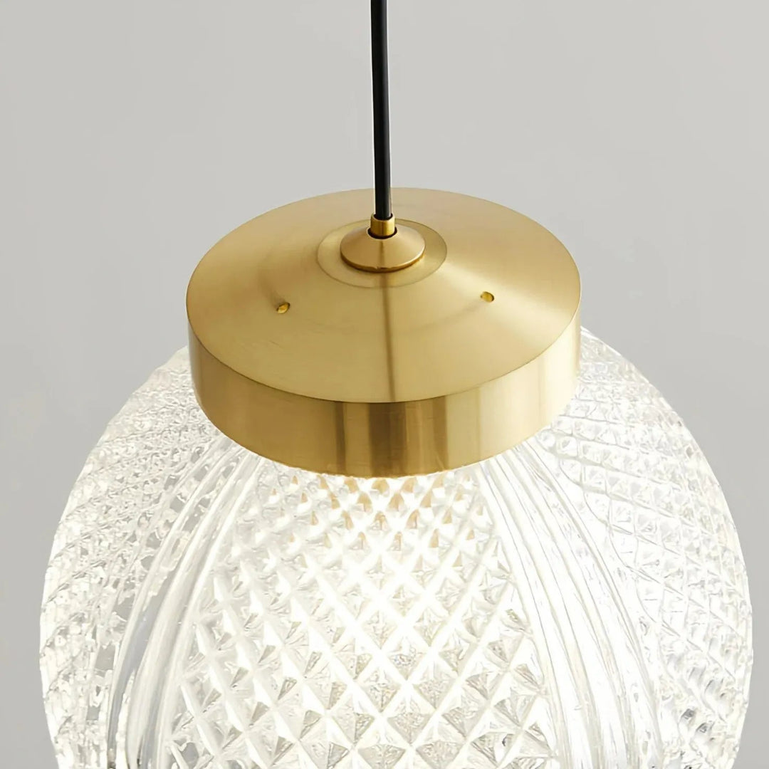 Einflammige Glas-Pendelleuchte mit goldfarbener Deckenrosette