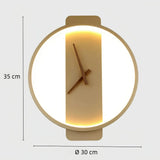 Moderne LED-Wandleuchte mit integrierter Uhr fürs Wohnzimmer