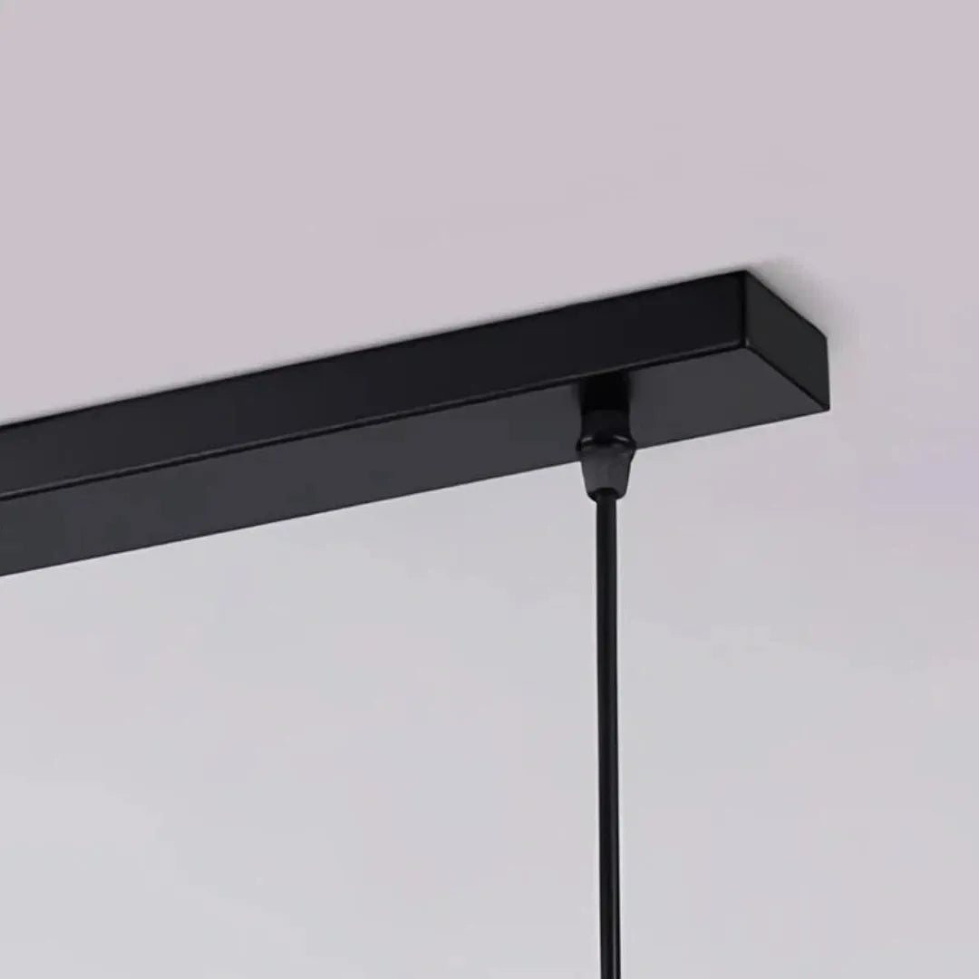 Detailansicht des schwarzen Metallkörpers einer Pendelleuchte
