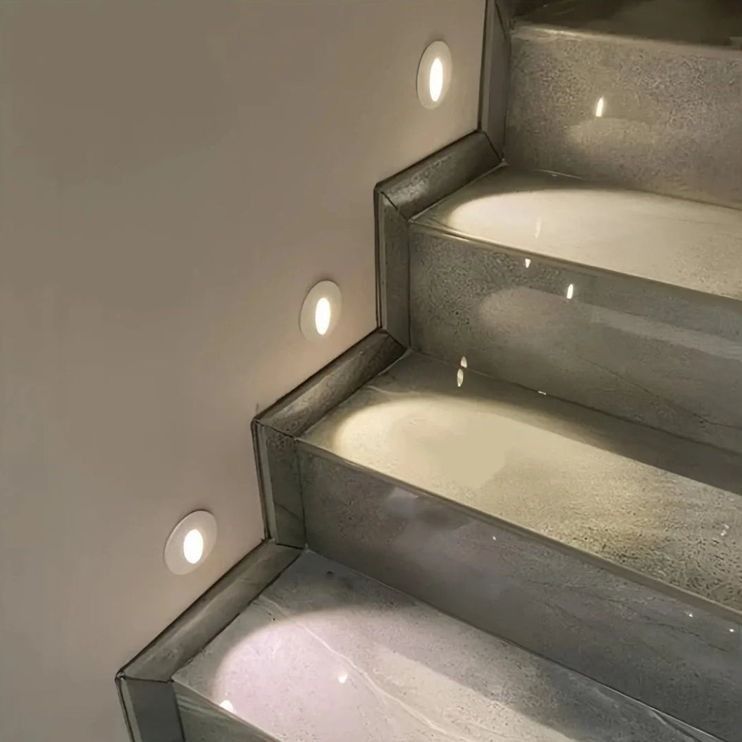LED-Wandeinbauleuchte mit eingeschaltetem Licht für Außenwände
