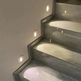 LED-Wandeinbauleuchte mit eingeschaltetem Licht für Außenwände