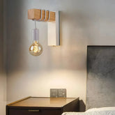 Wandlampe im Industrial-Stil aus Holz für Schlafzimmer