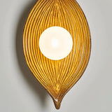 Japanische Blatt-Wandleuchte im eingeschalteten Zustand
