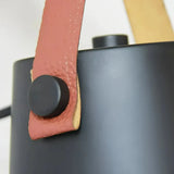 Detailansicht der Holzhalterung und des schwarzen Metallschirms